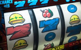 posjitu88 Lightning Roulette mobile app interface showing multiplier numbers and live dealer feed